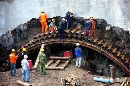灵石隧道钢花管支护案例